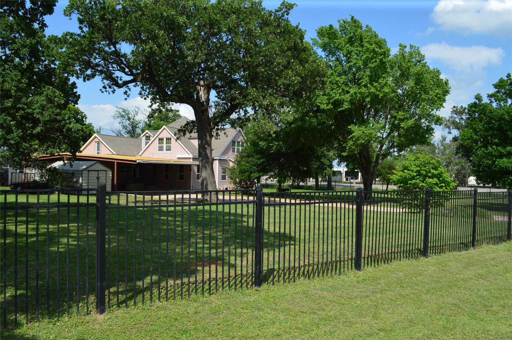3202 N Travis Cameron TX 76520