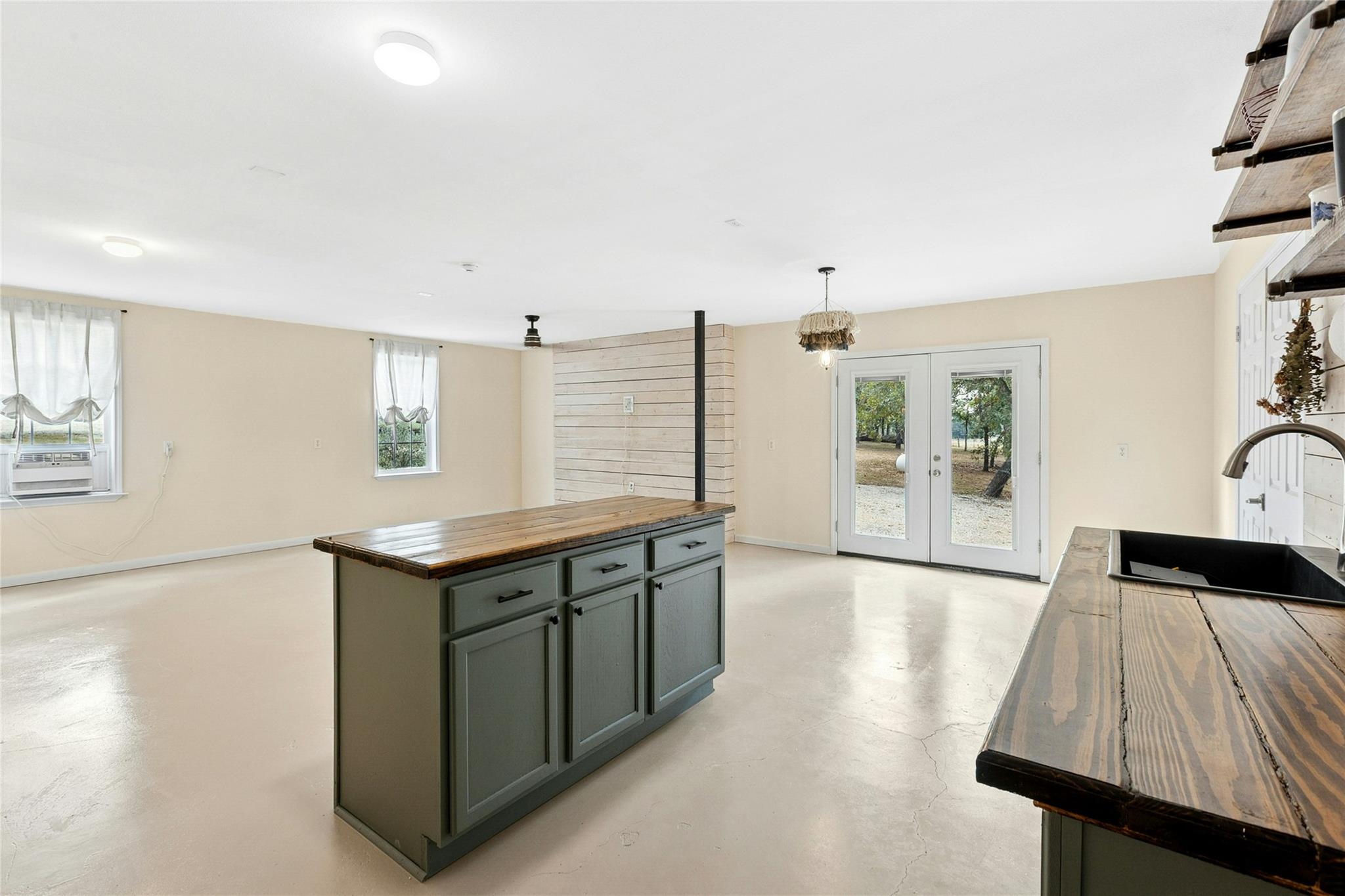412 Woody Hollow Road Luling TX 78648