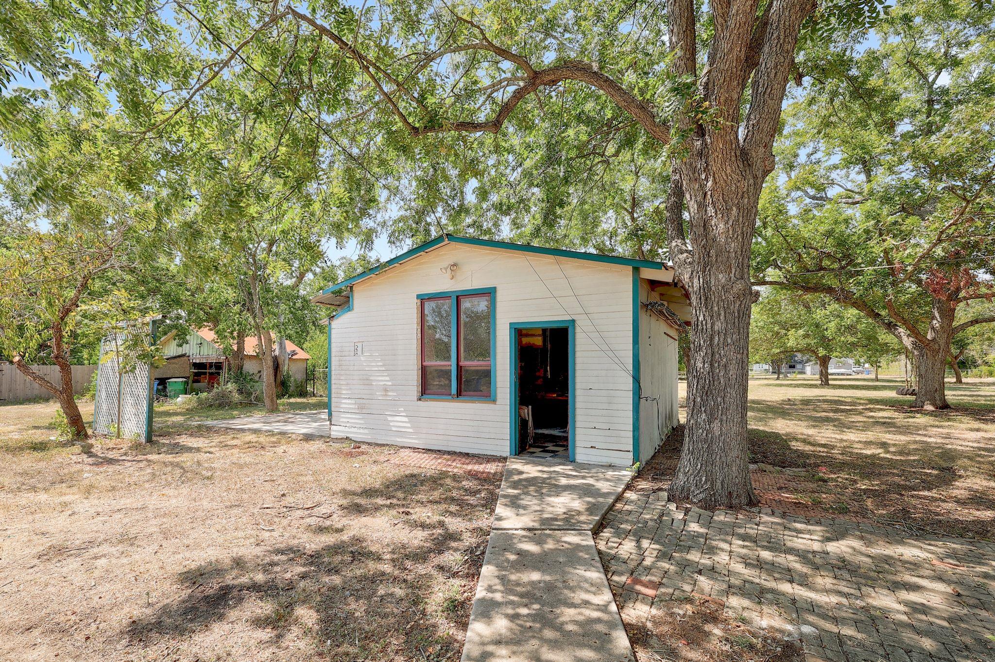 905 Kimbro Street Taylor TX 76574