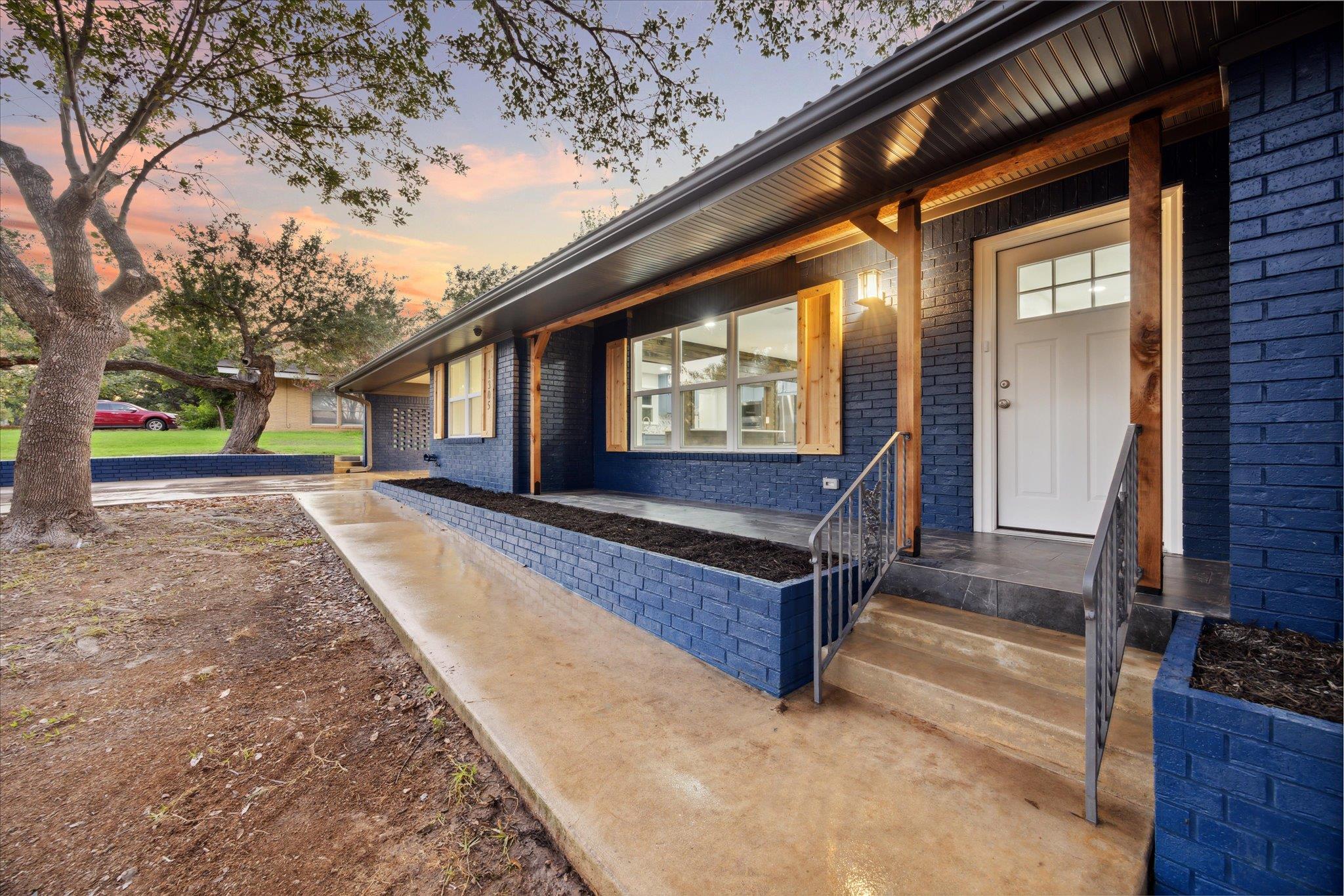 1305 W 1st Street Lampasas TX 76550