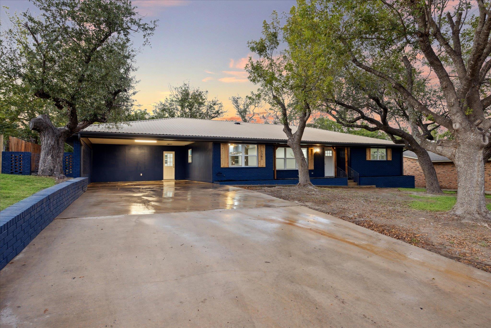 1305 W 1st Street Lampasas TX 76550