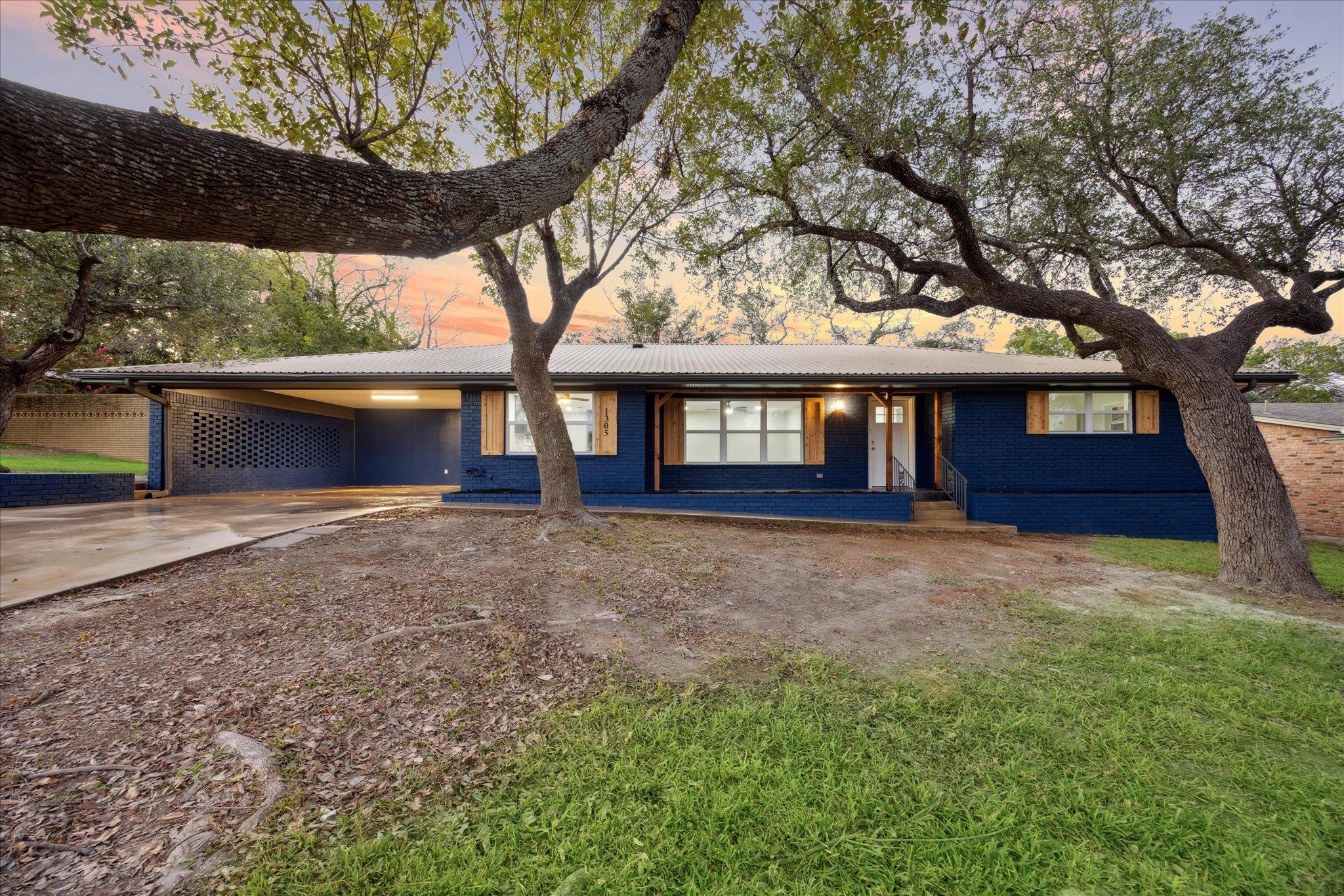 1305 W 1st Street Lampasas TX 76550