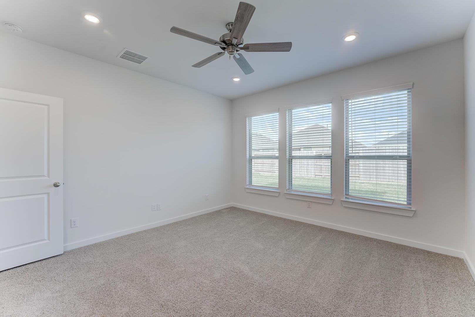 140 Bloomington Loop Hutto TX 78634