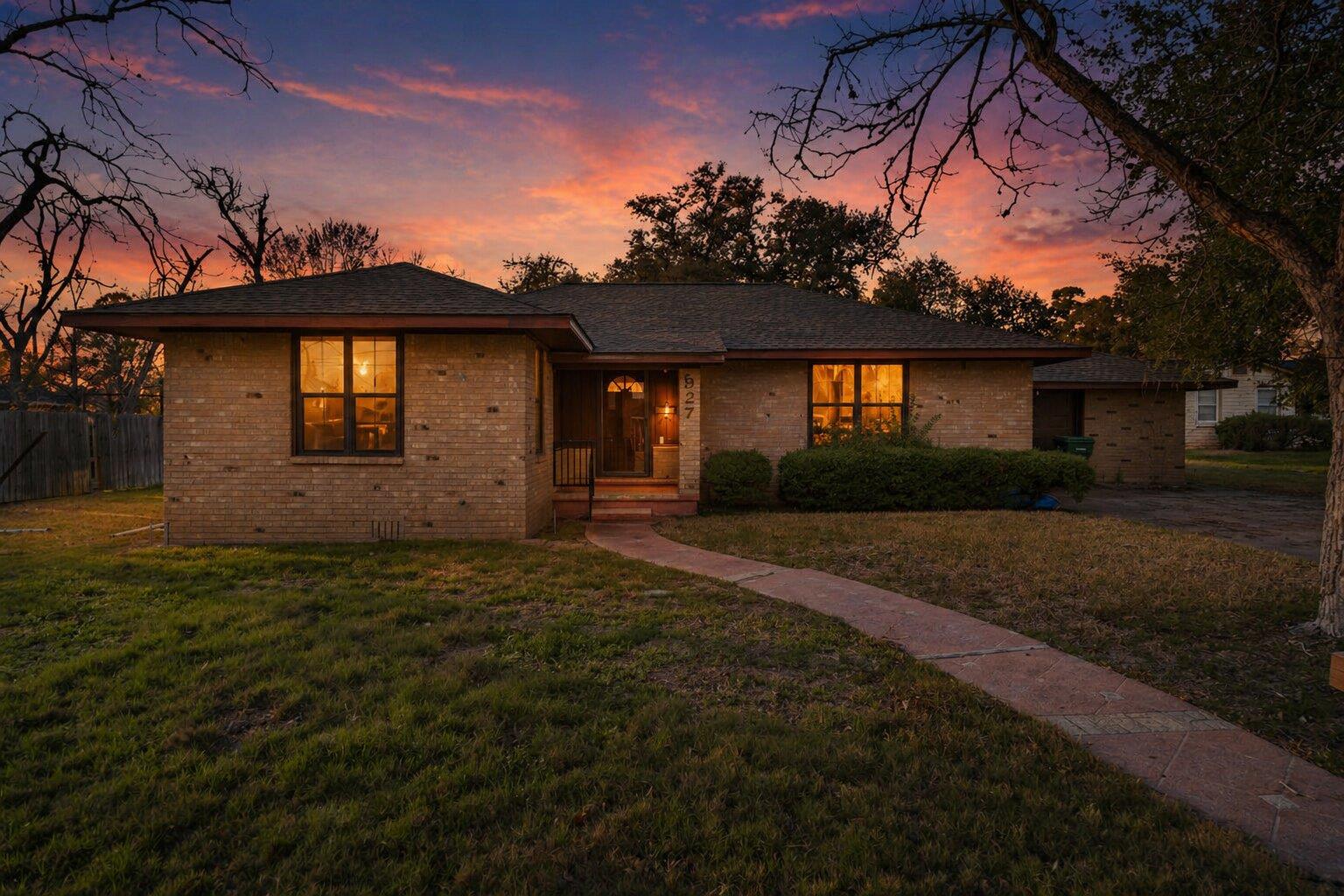 927 E Walnut Street La Grange TX 78945