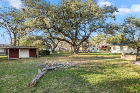 927 E Walnut Street La Grange TX 78945