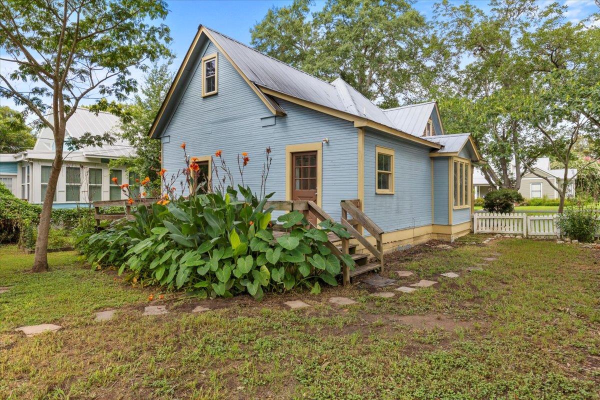 710 Gresham Street Smithville TX 78957