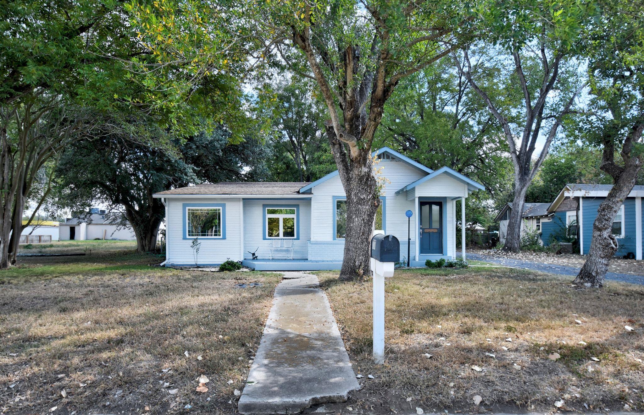 717 S Laurel Avenue Luling TX 78648