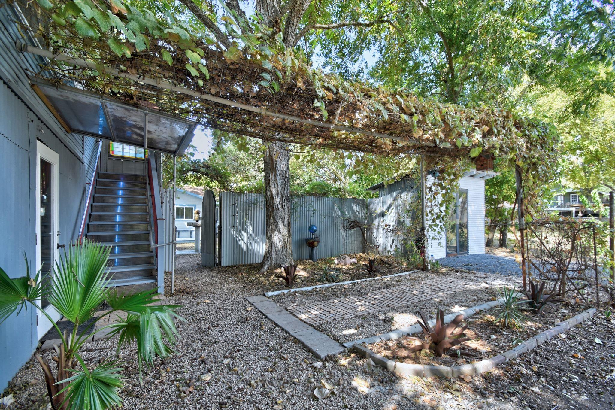 717 S Laurel Avenue Luling TX 78648