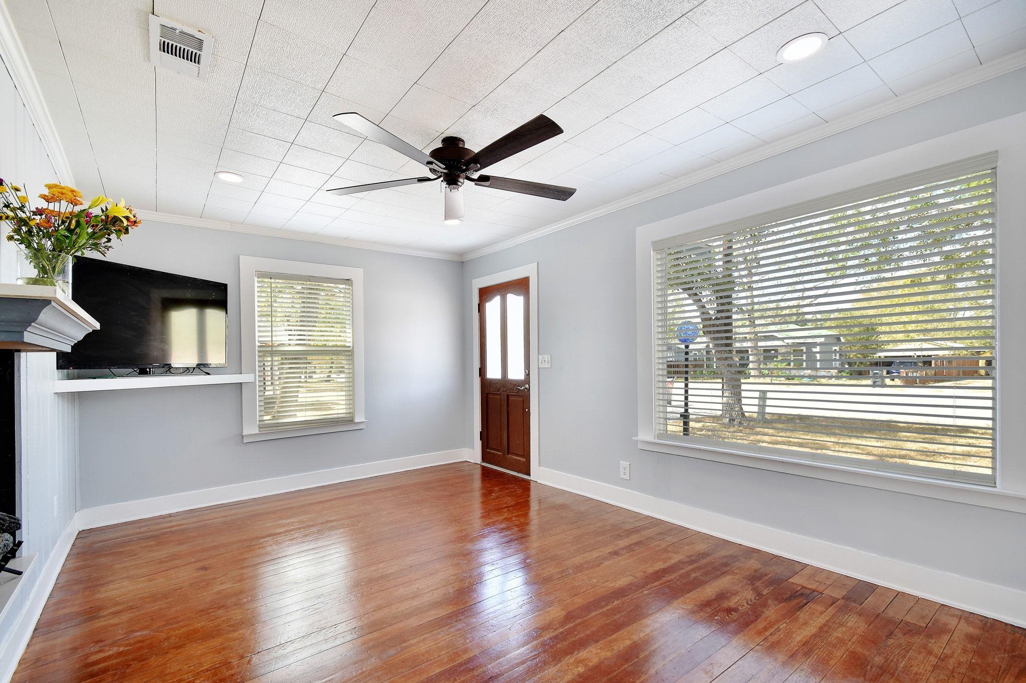 717 S Laurel Avenue Luling TX 78648