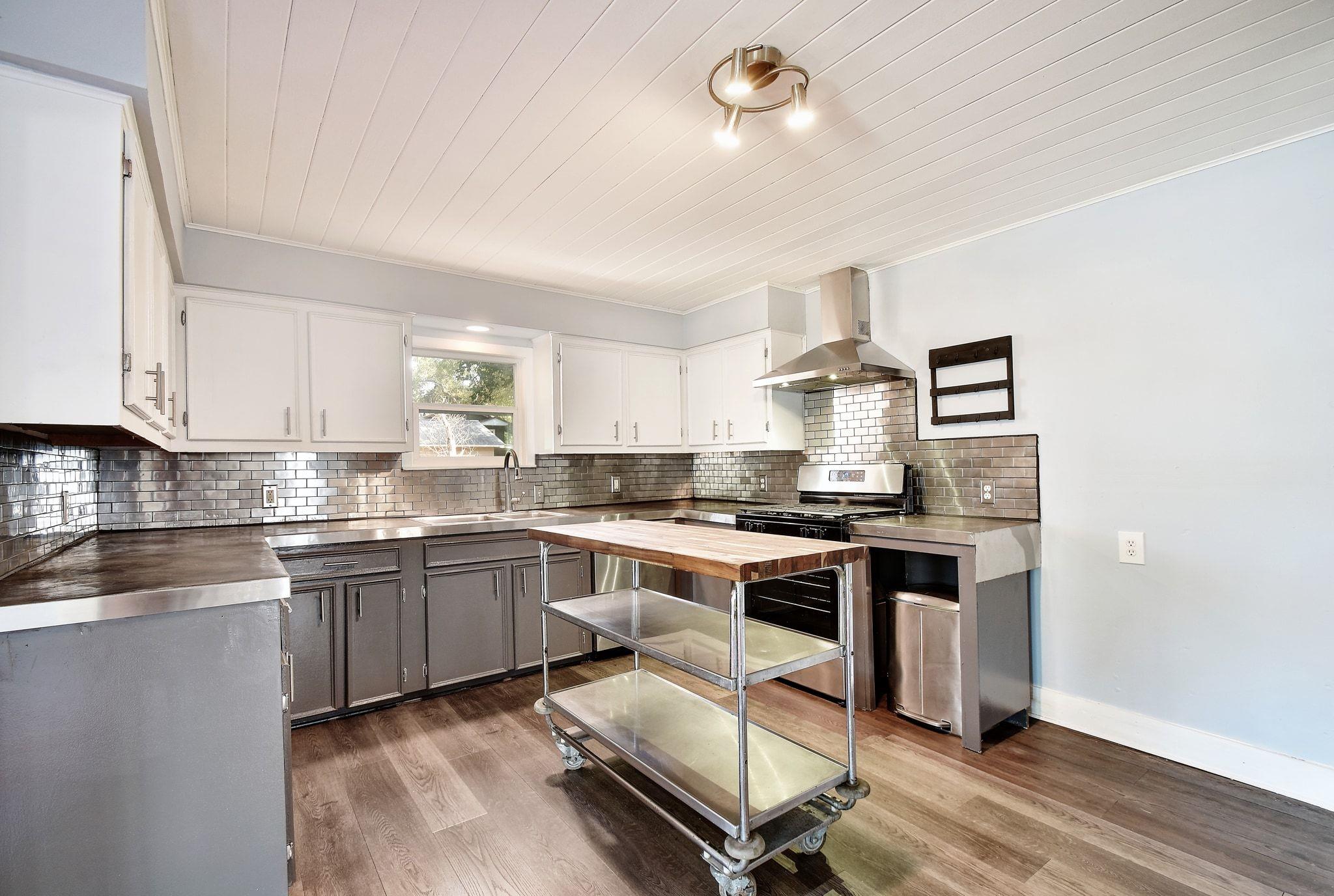 717 S Laurel Avenue Luling TX 78648