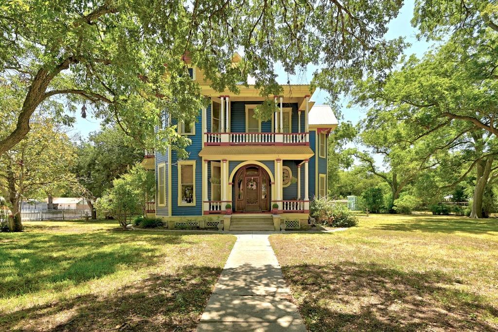 624 Saint Louis Street Gonzales TX 78629