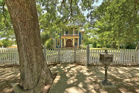 624 Saint Louis Street Gonzales TX 78629