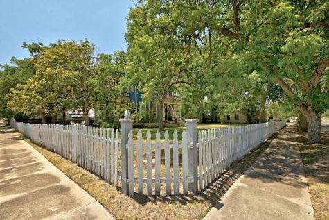 624 Saint Louis Street Gonzales TX 78629
