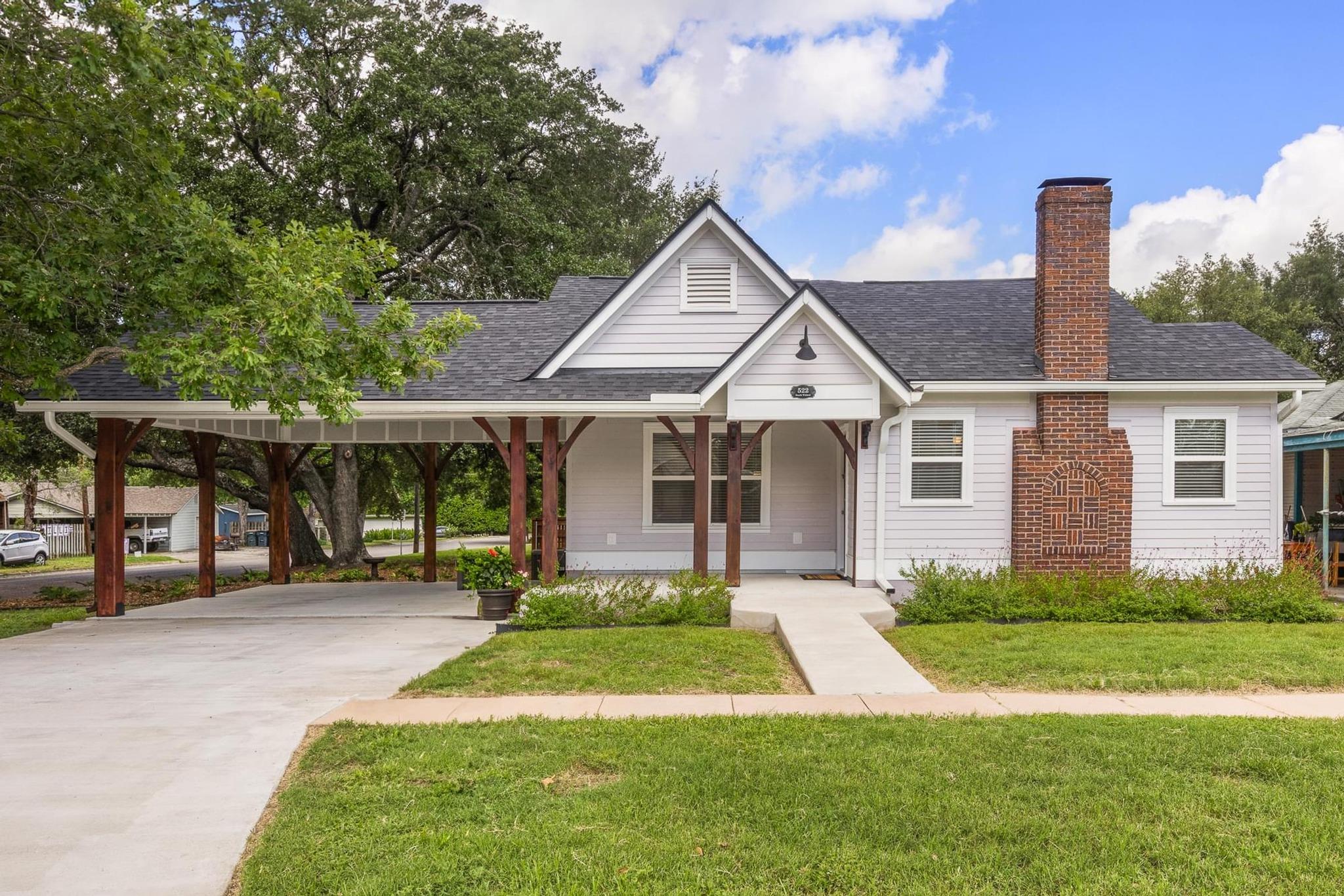 522 S Walnut Avenue Luling TX 78648