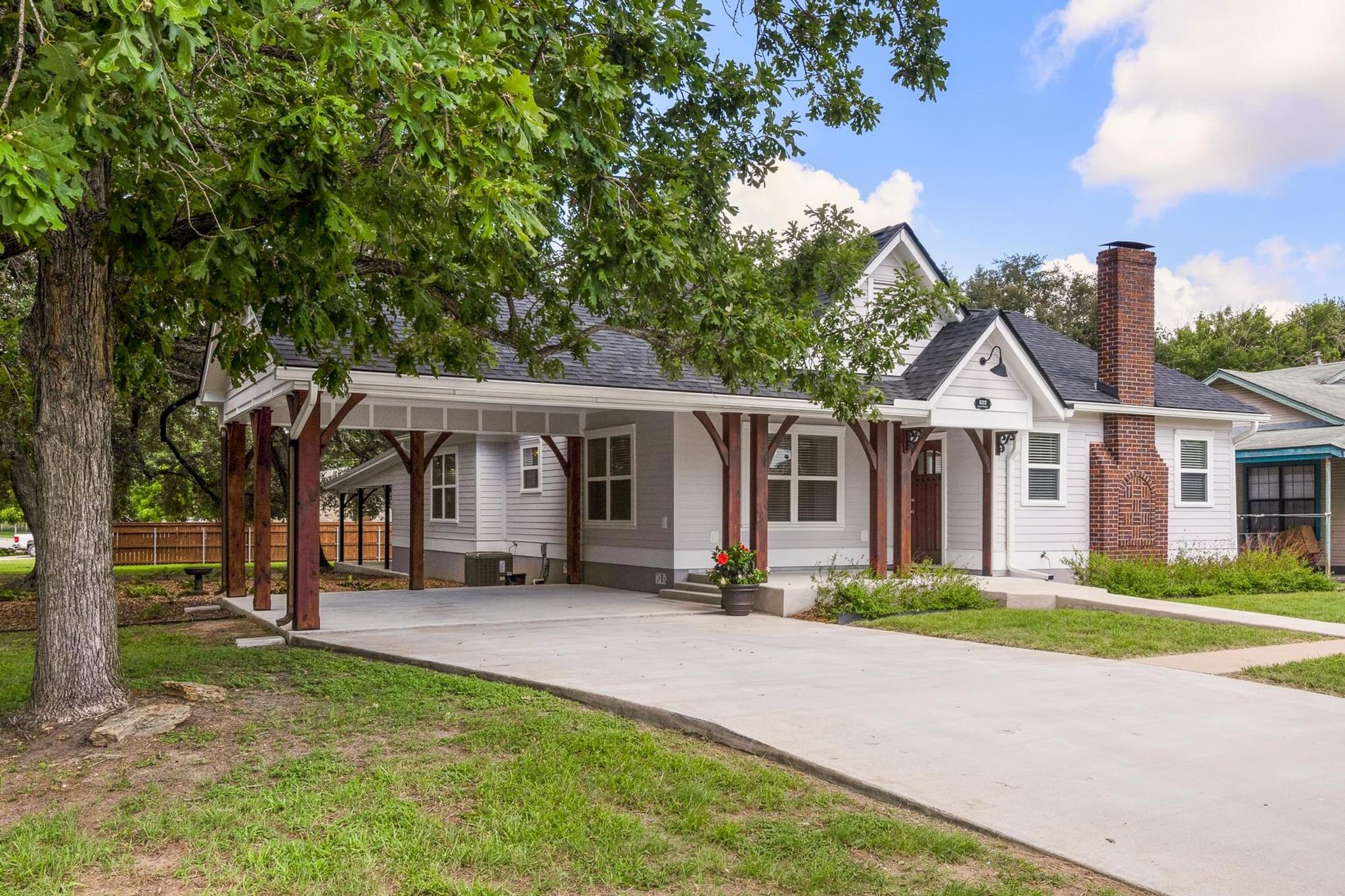 522 S Walnut Avenue Luling TX 78648