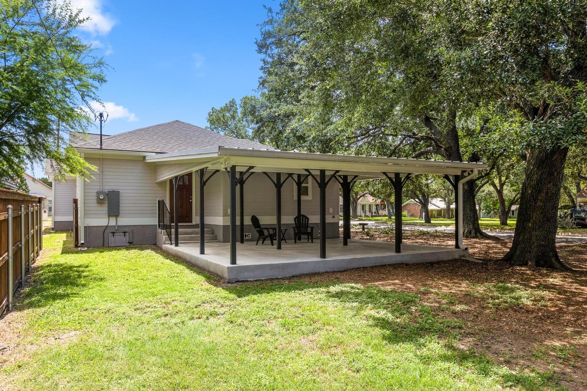 522 S Walnut Avenue Luling TX 78648
