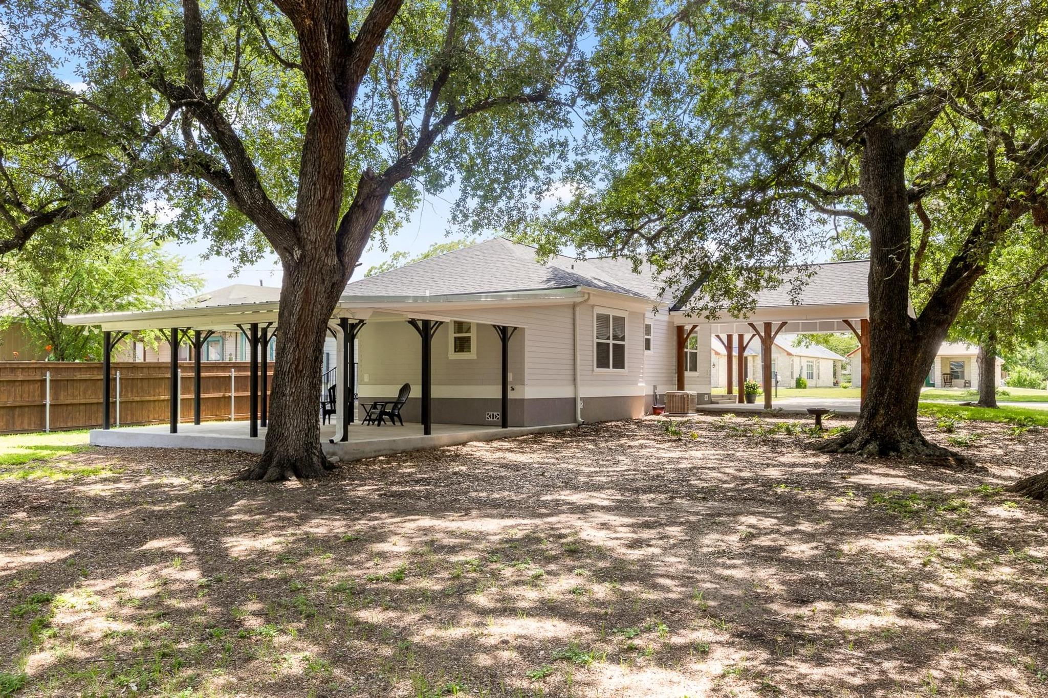 522 S Walnut Avenue Luling TX 78648