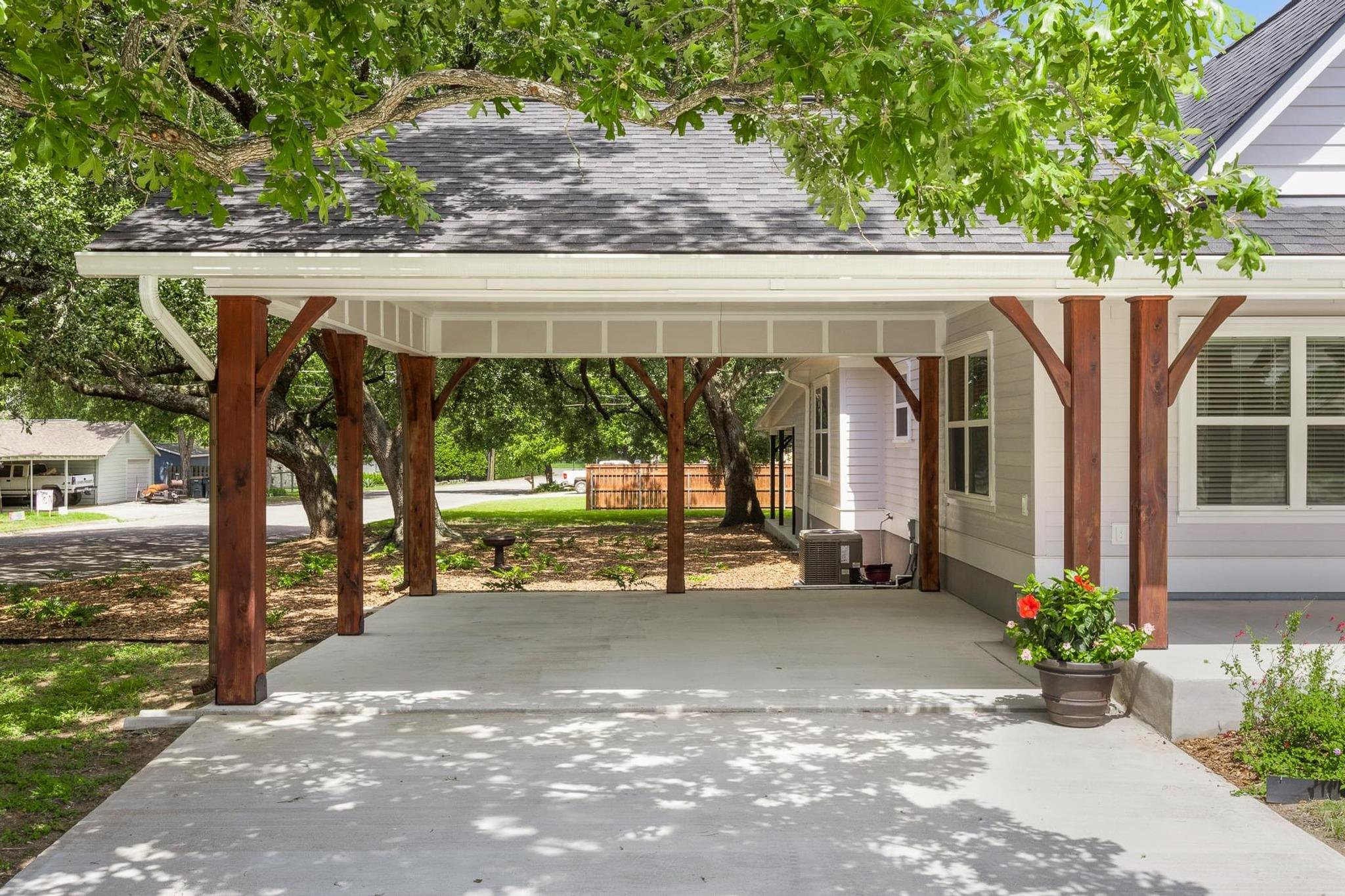 522 S Walnut Avenue Luling TX 78648