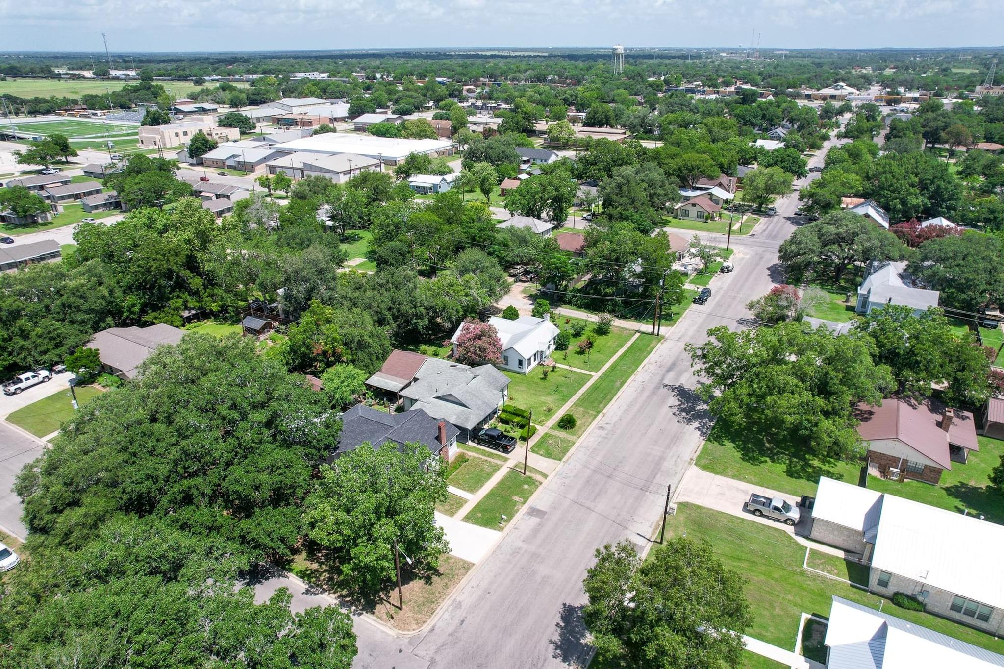 522 S Walnut Avenue Luling TX 78648