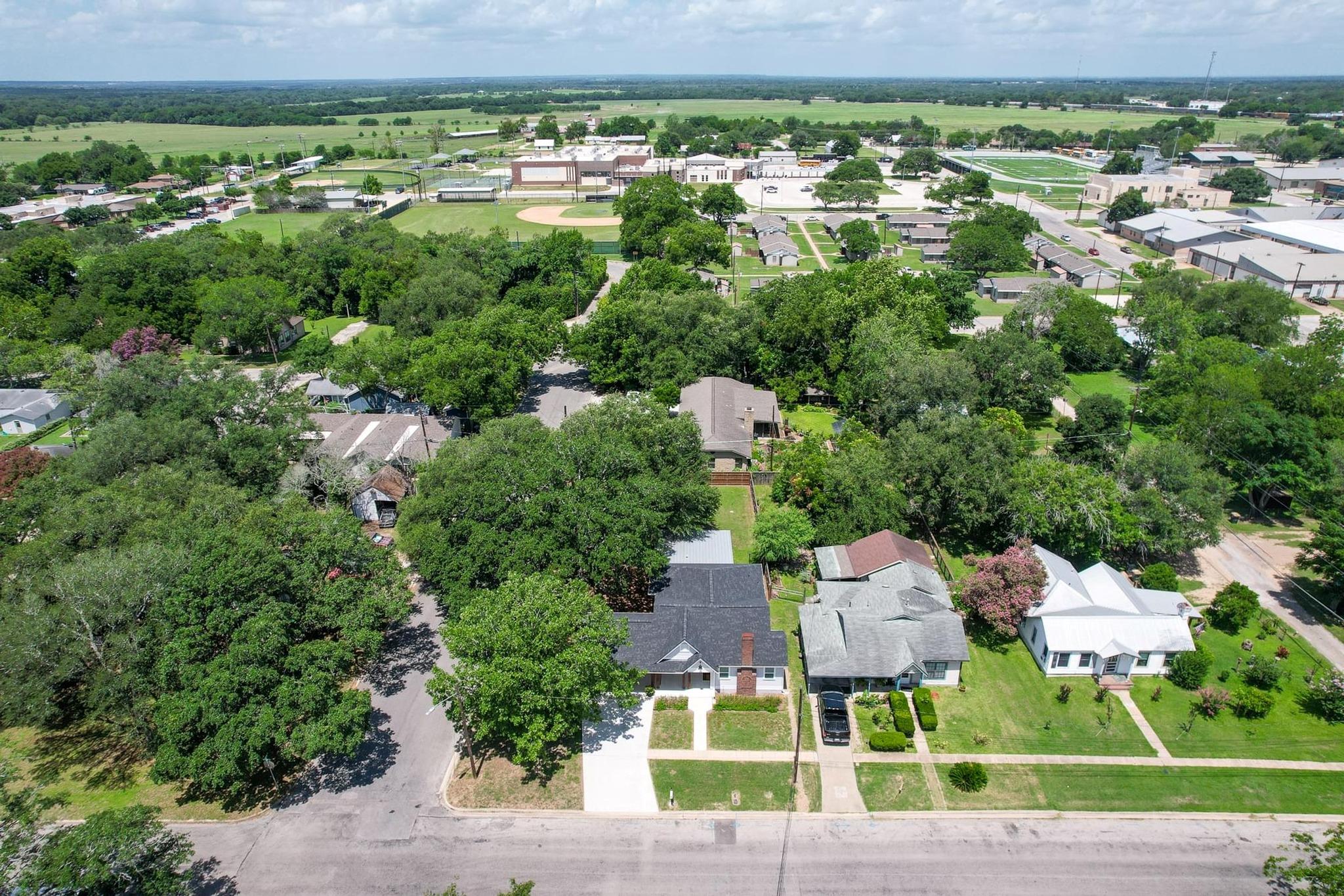 522 S Walnut Avenue Luling TX 78648