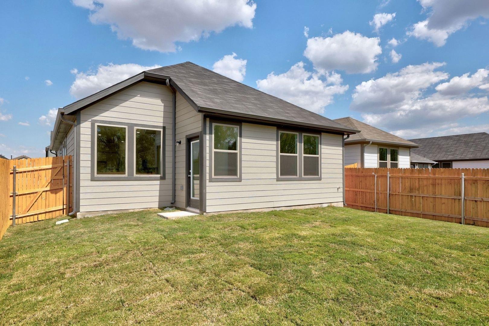 338 Bendecido Loop Elgin TX 78621