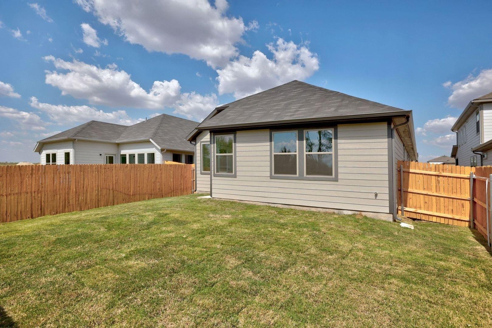 338 Bendecido Loop Elgin TX 78621