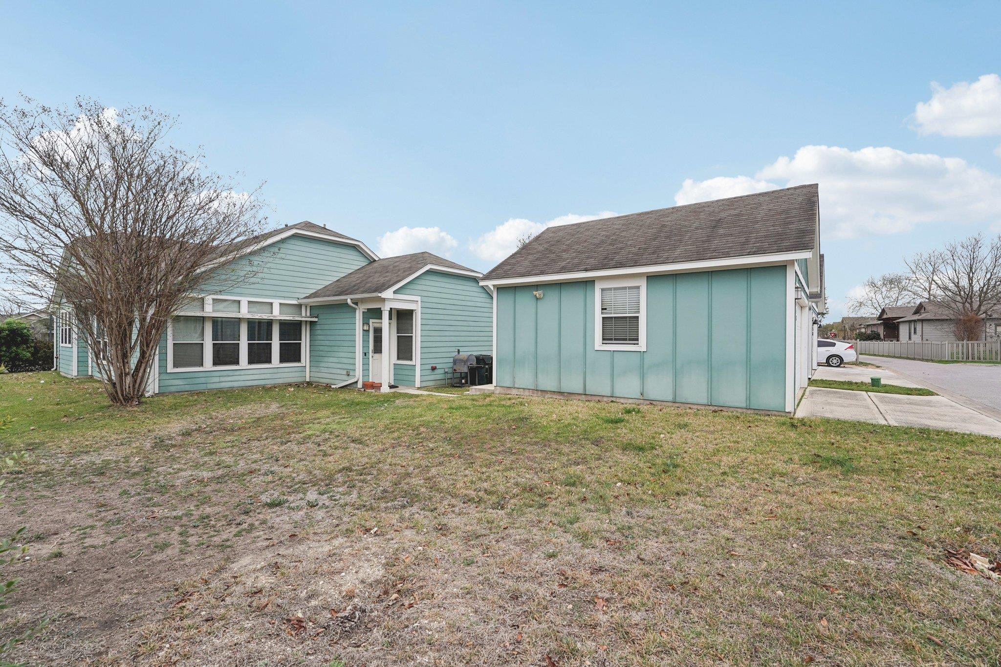 1048 Sanders Kyle TX 78640