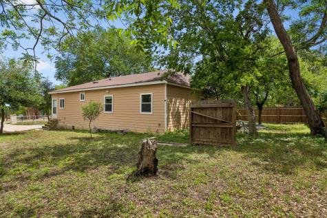 810 Lamar Street Luling TX 78648