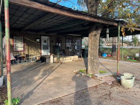 109 W Crockett Street Giddings TX 78942