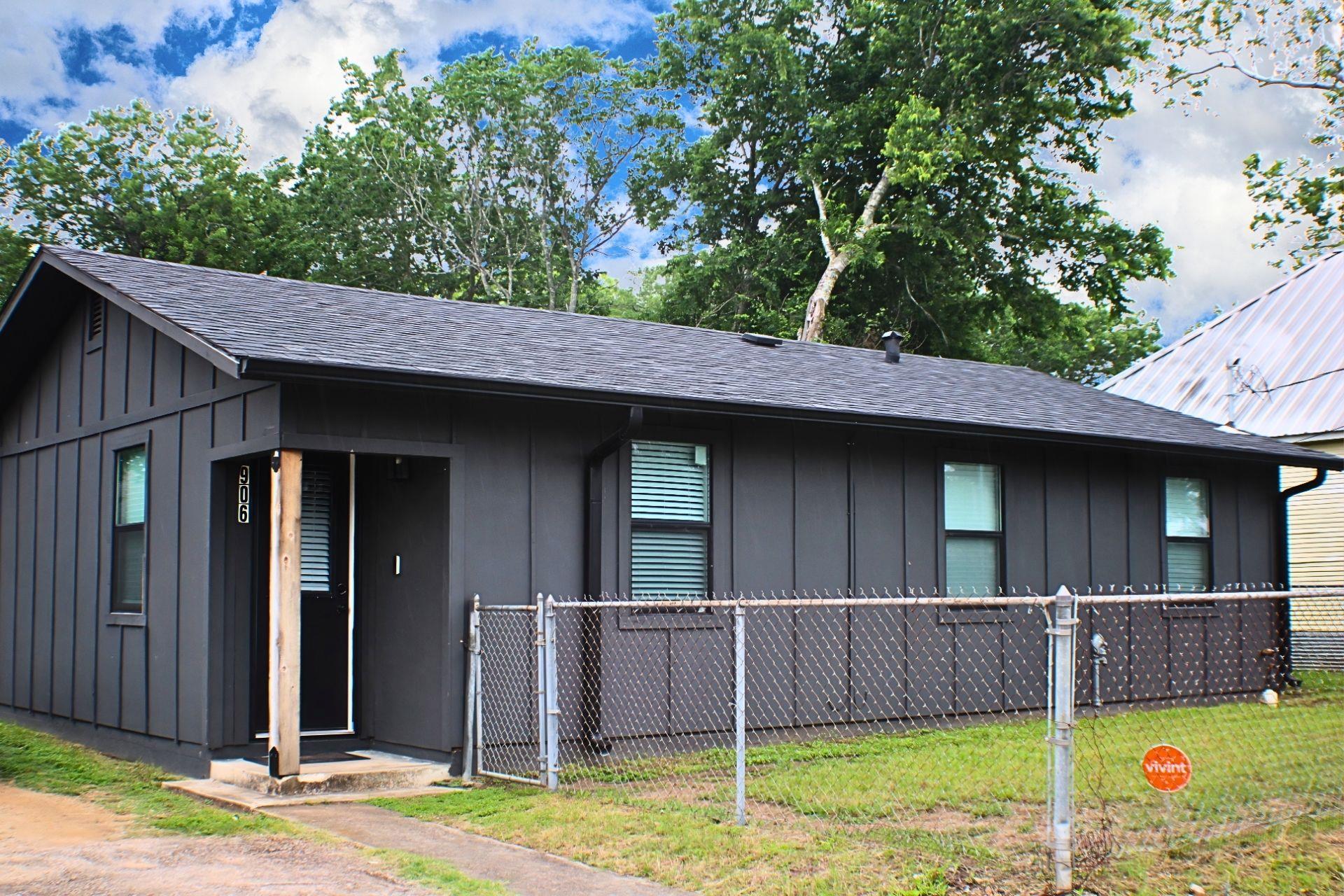906 E Live Oak Street Lockhart TX 78644