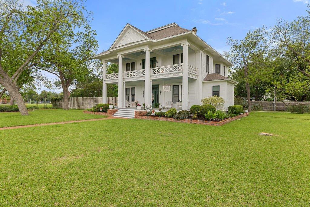 819 Hackberry Street Taylor TX 76574