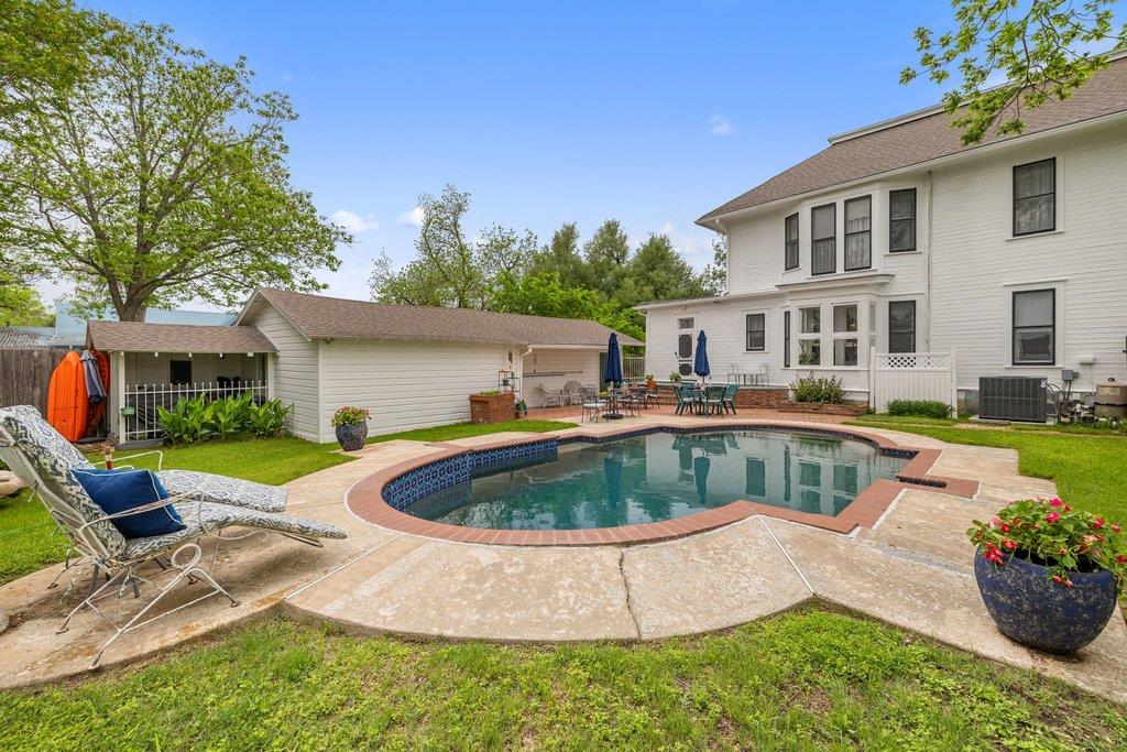 819 Hackberry Street Taylor TX 76574