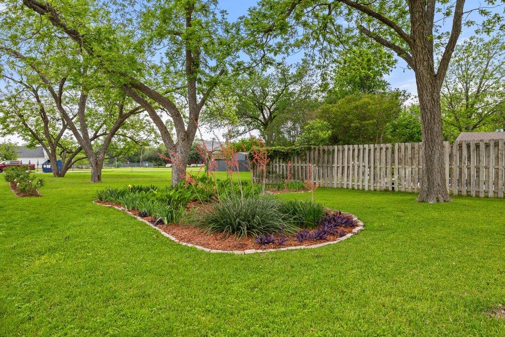 819 Hackberry Street Taylor TX 76574