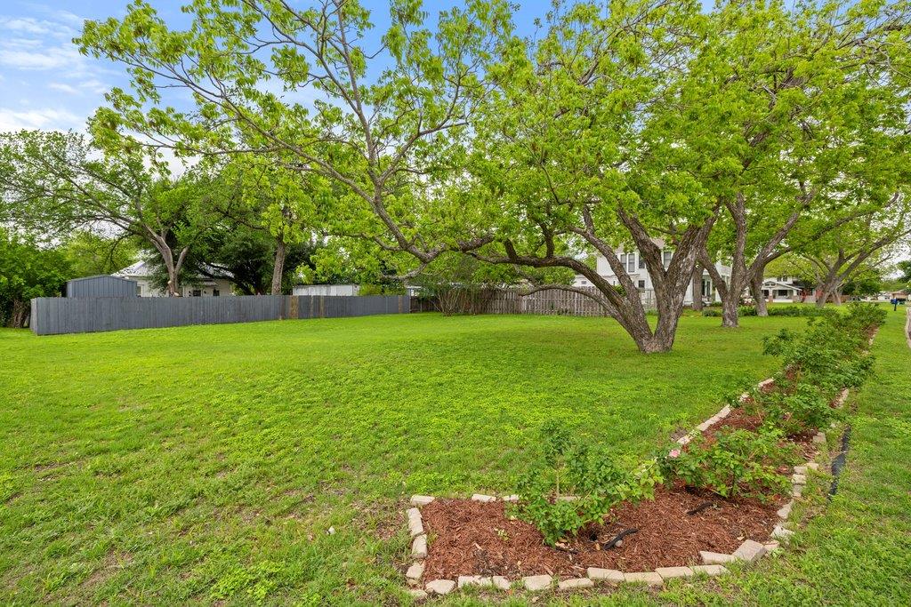 819 Hackberry Street Taylor TX 76574