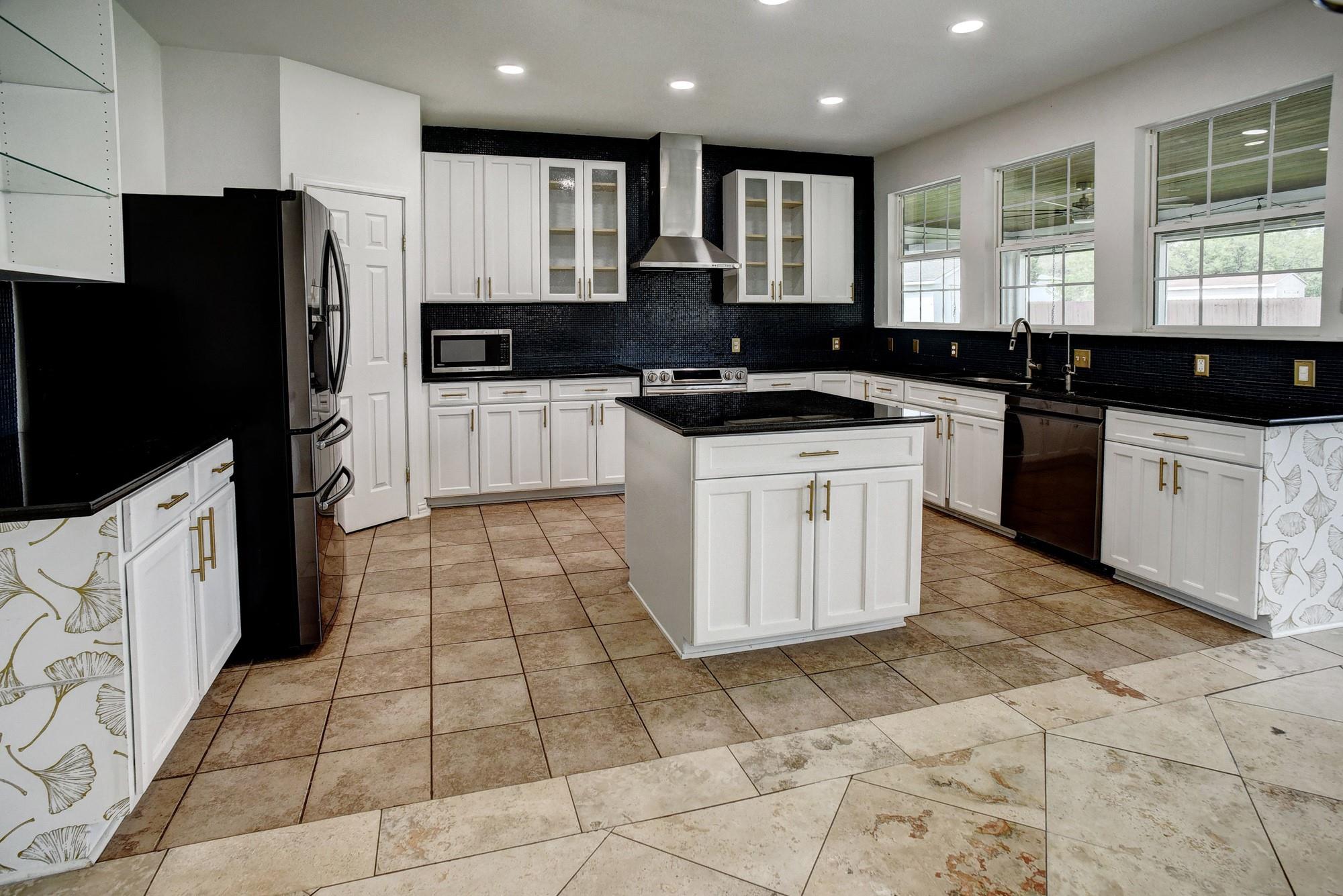 102 W Oak Loop Cedar Creek TX 78612