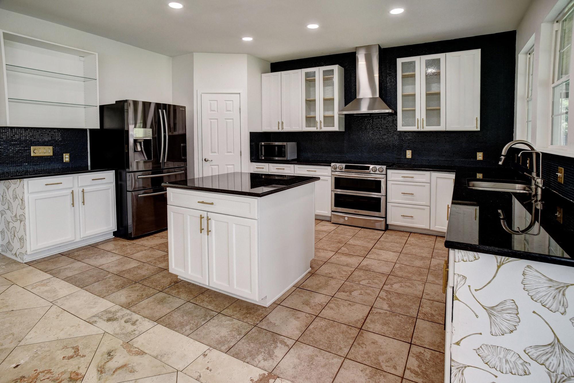 102 W Oak Loop Cedar Creek TX 78612