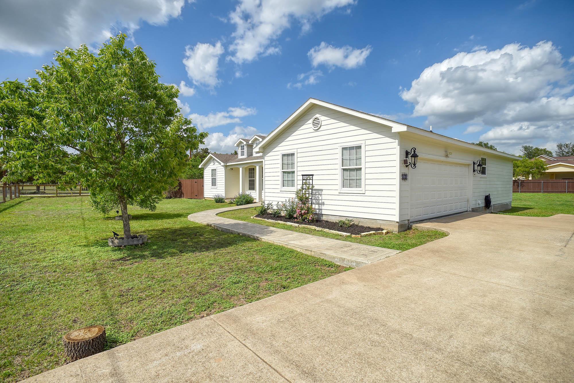 102 W Oak Loop Cedar Creek TX 78612
