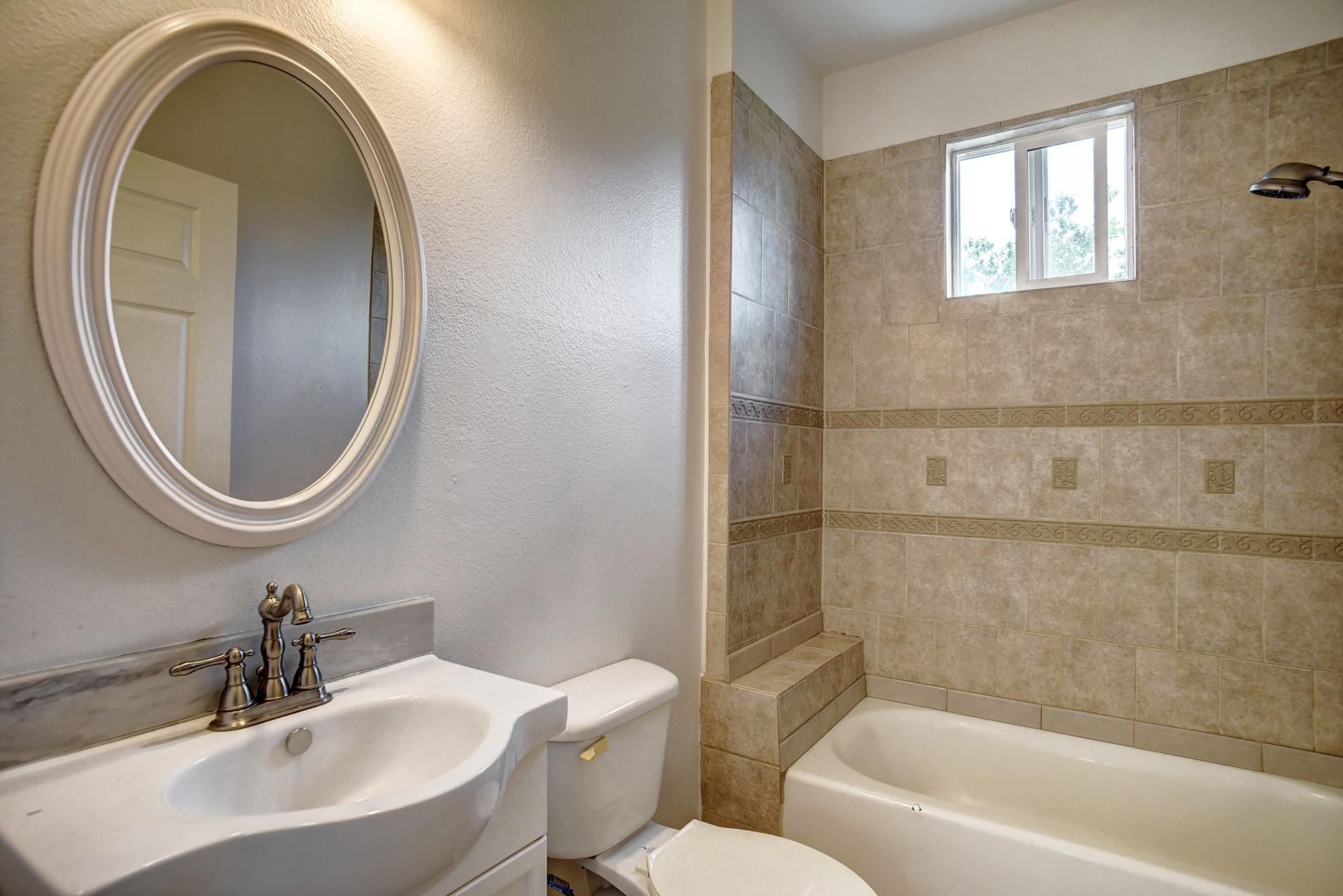 102 W Oak Loop Cedar Creek TX 78612
