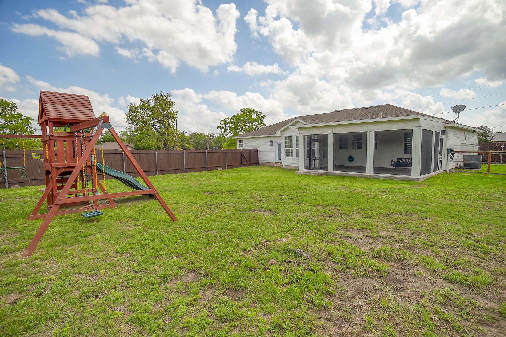 102 W Oak Loop Cedar Creek TX 78612
