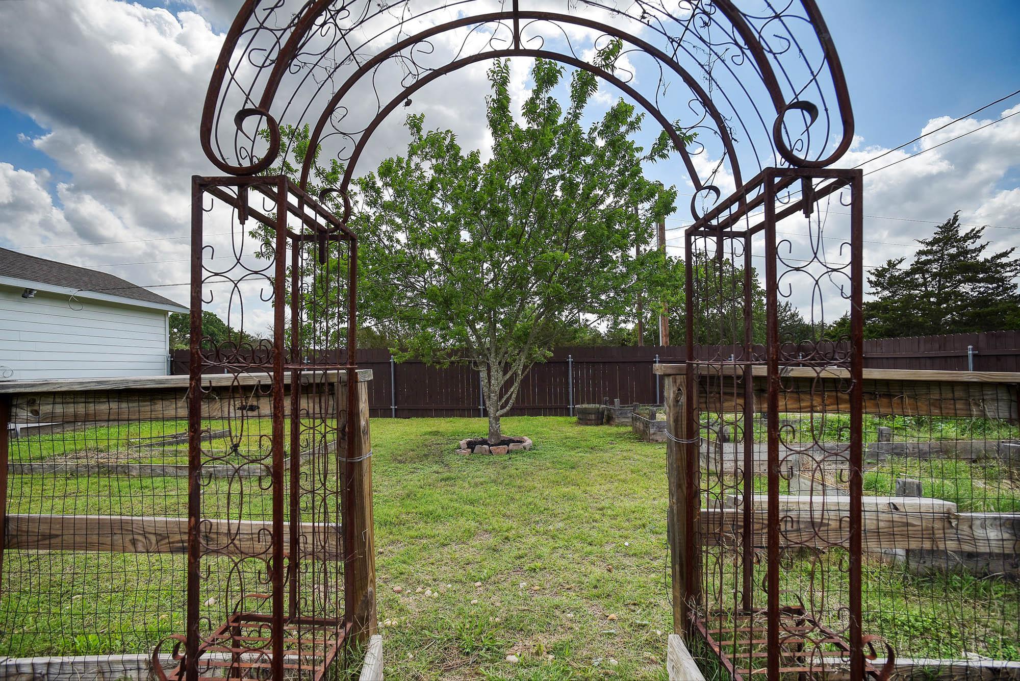 102 W Oak Loop Cedar Creek TX 78612