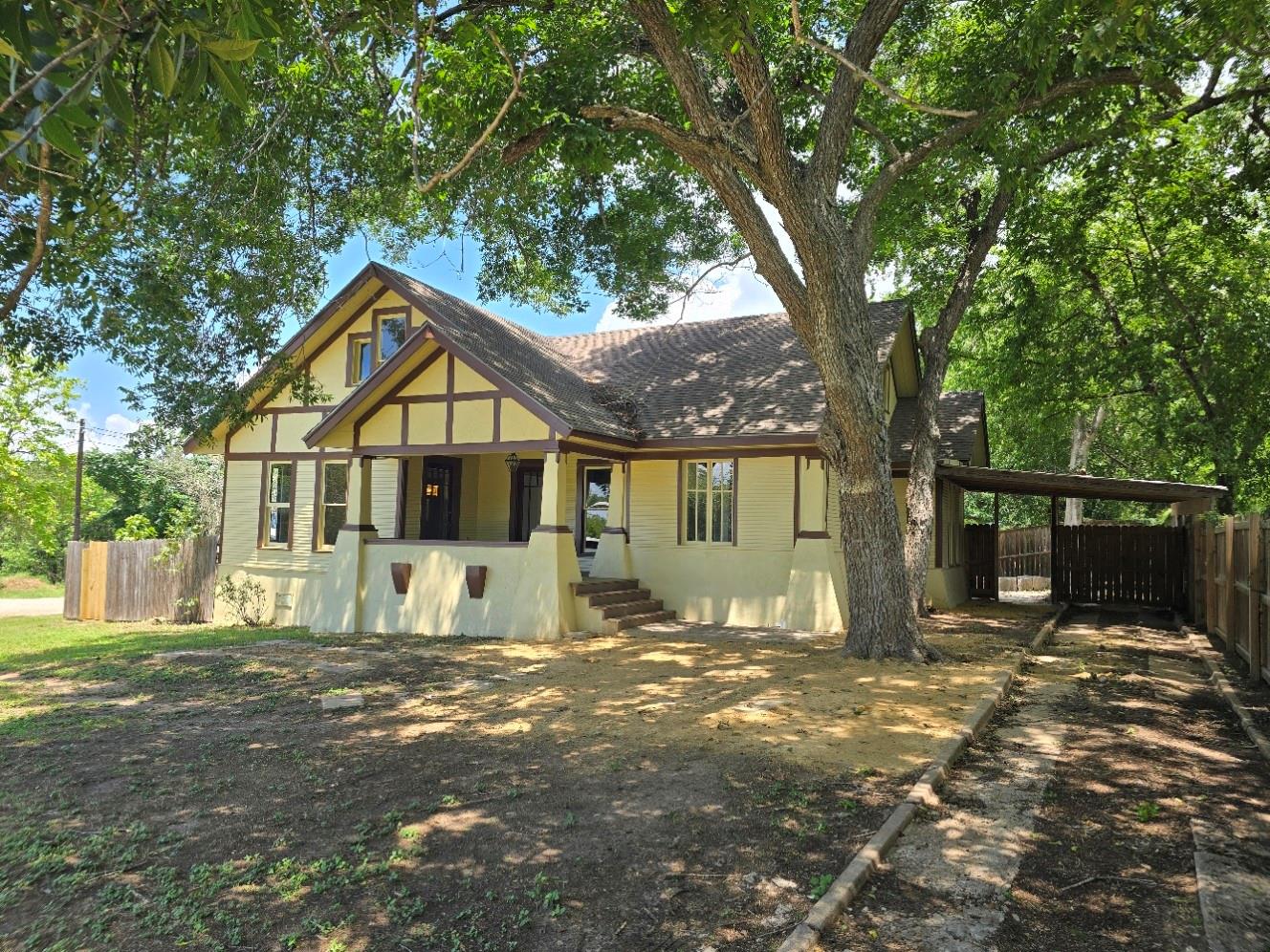 144 W Wallace Street Gonzales TX 78629