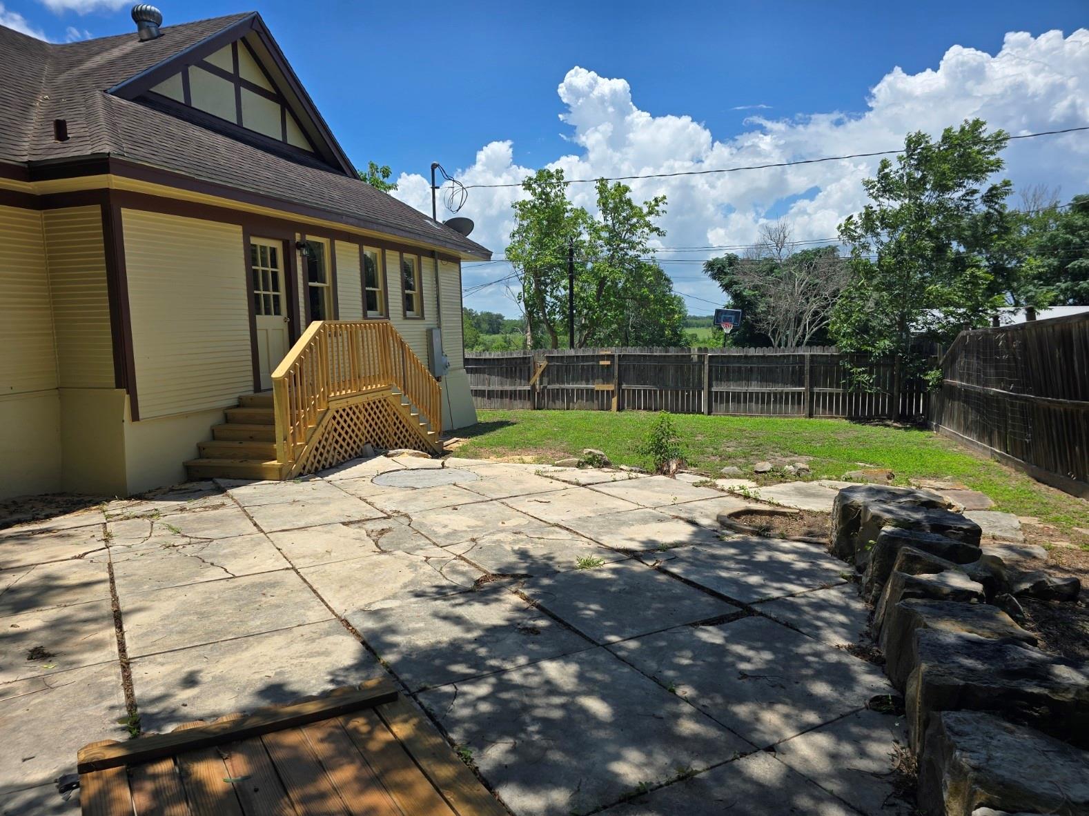 144 W Wallace Street Gonzales TX 78629