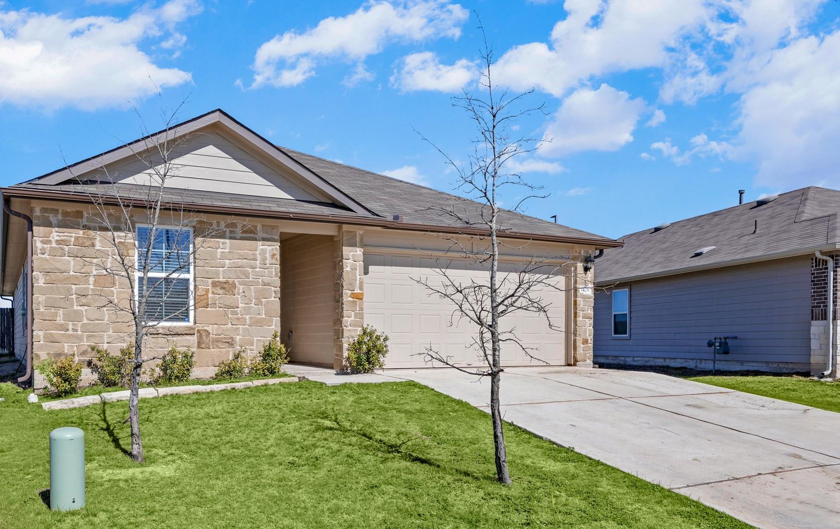1425 London Way Lockhart TX 78644