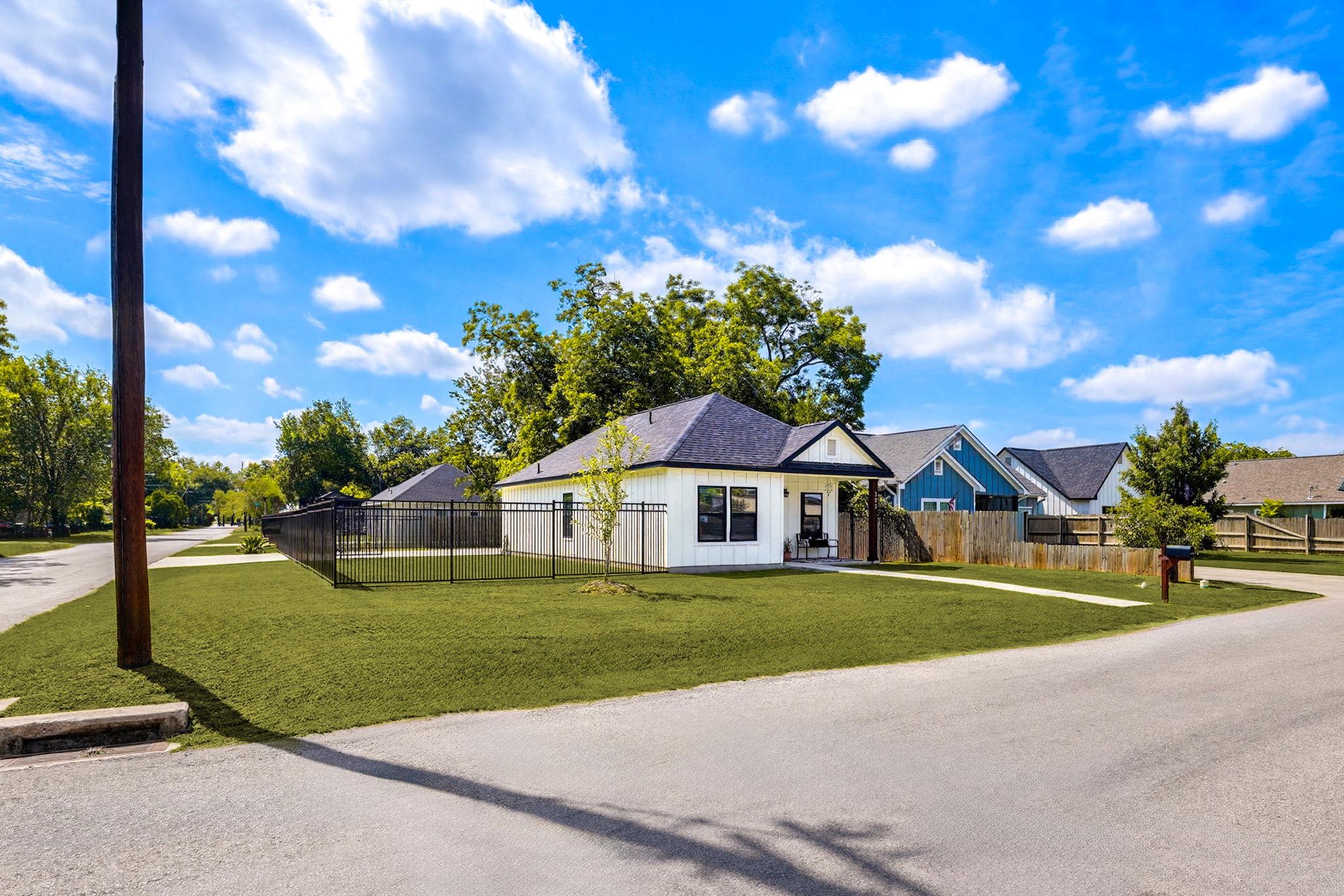303 Pine Avenue Luling TX 78648