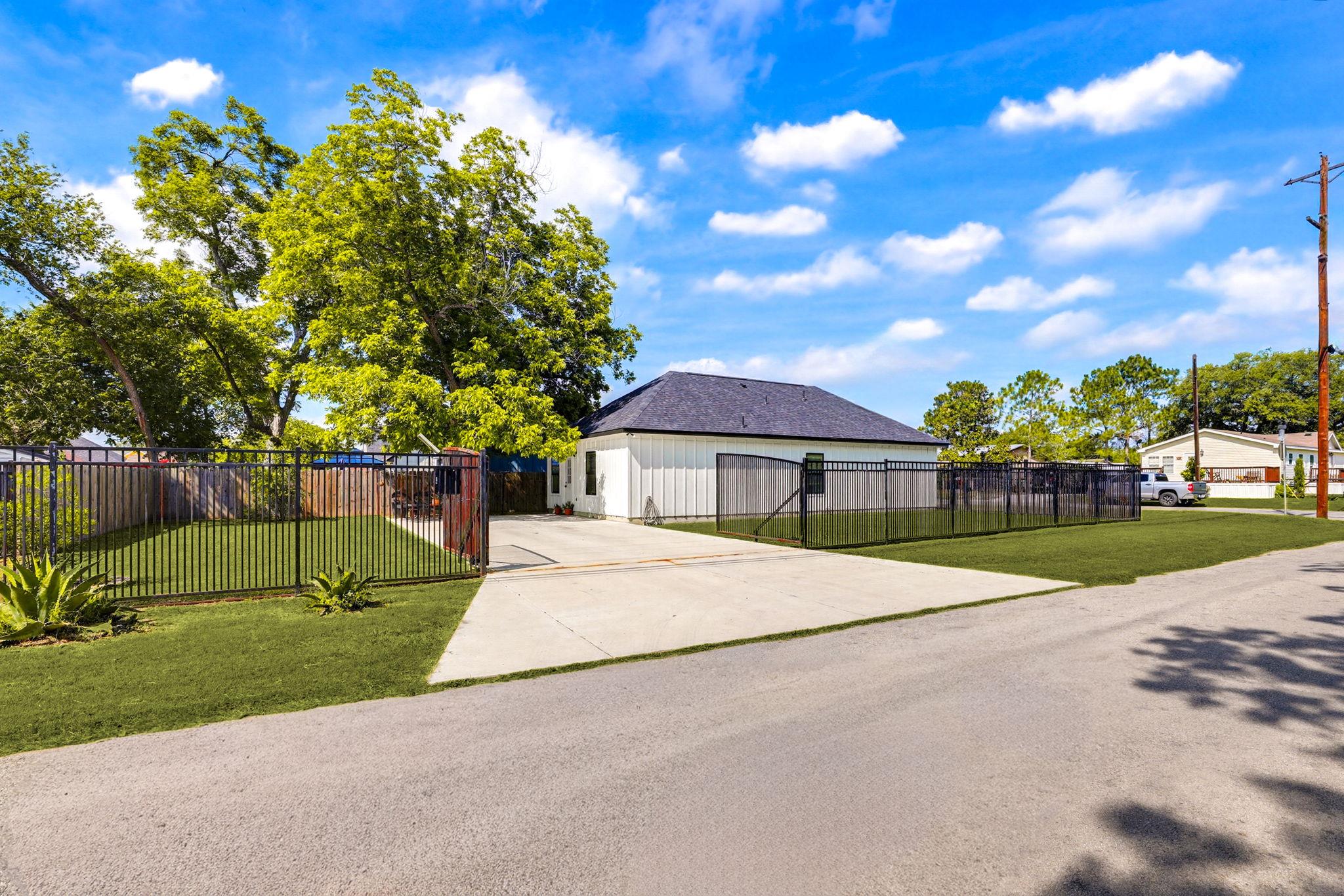 303 Pine Avenue Luling TX 78648