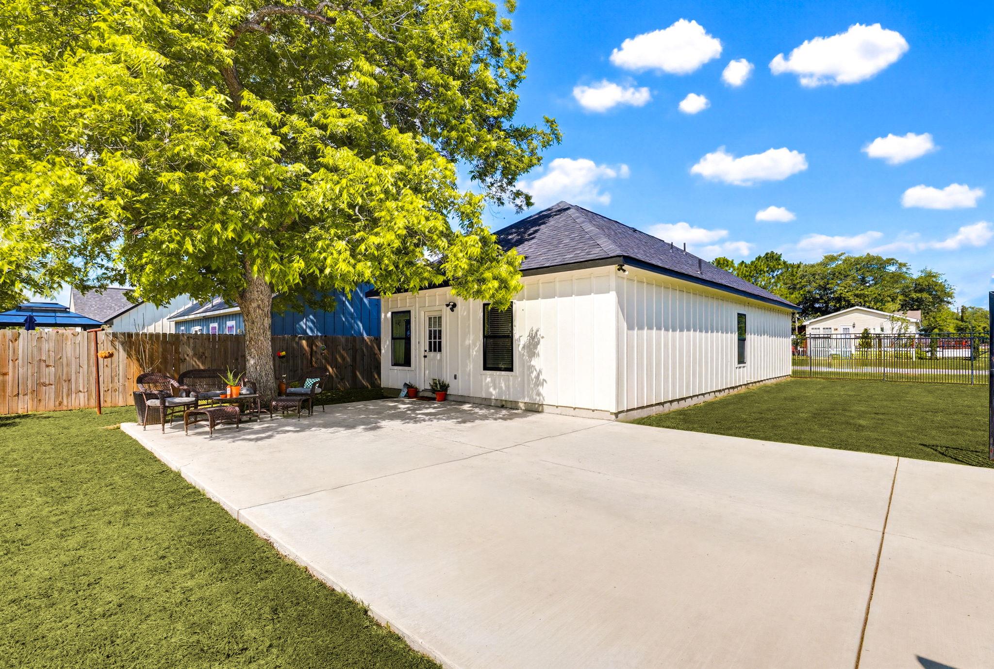 303 Pine Avenue Luling TX 78648