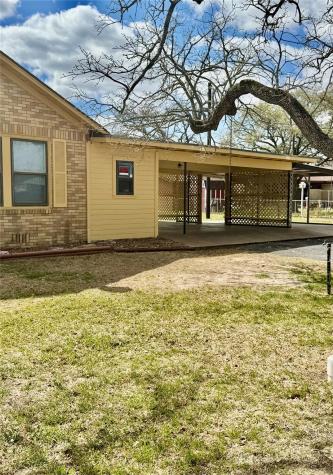 589 N Chambers Street Giddings TX 78942