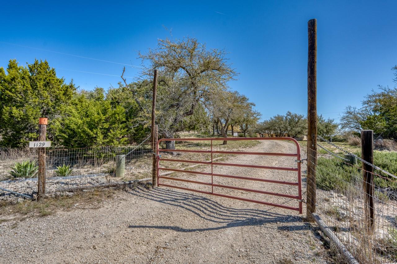 1129 Lonesome Loop Blanco TX 78606