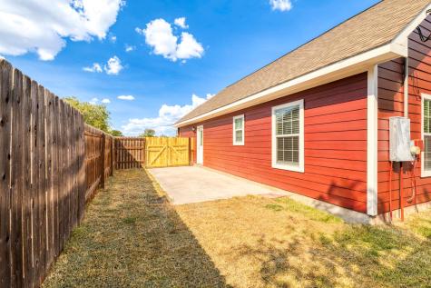 1628 Armstrong Street Luling TX 78648