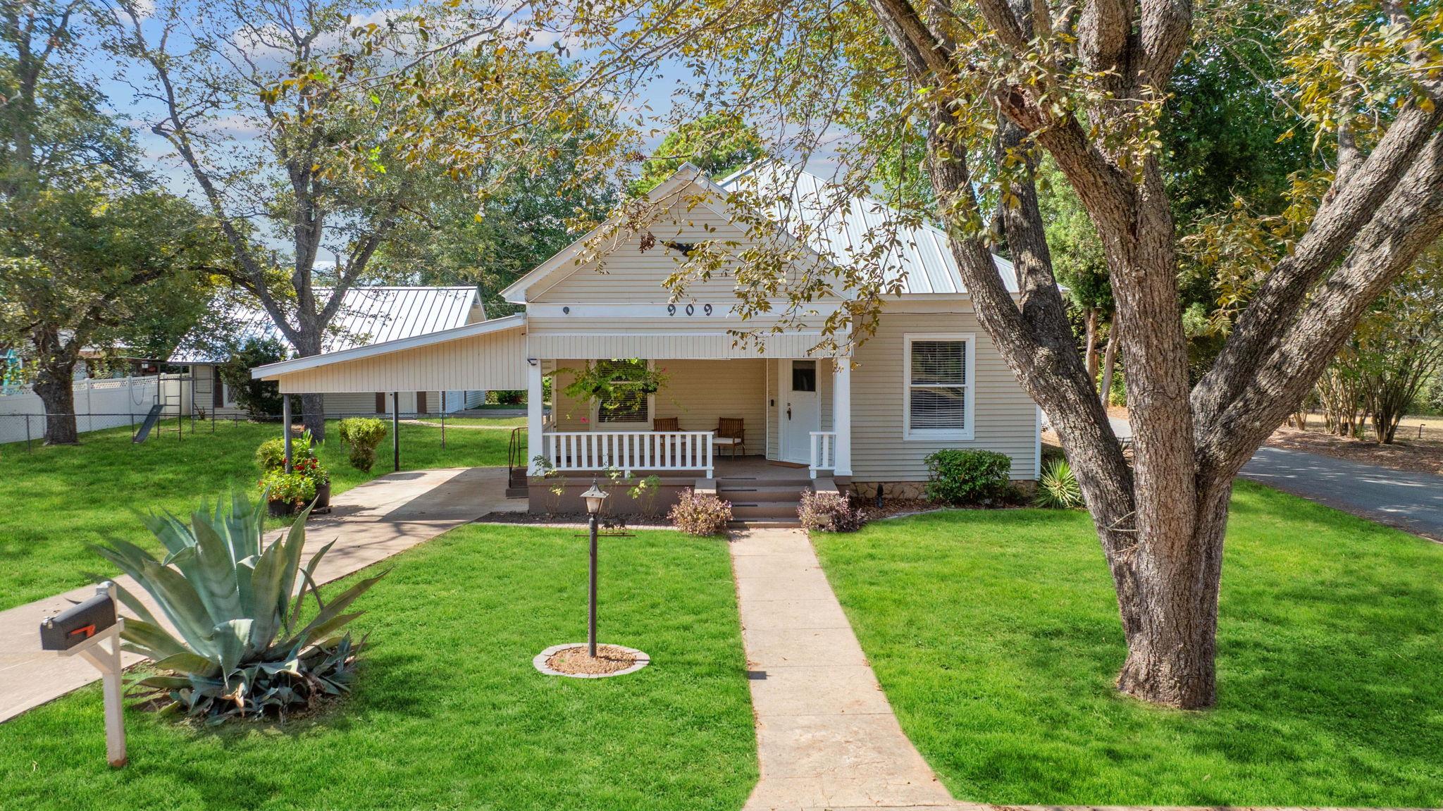 909 Hudgins Street Smithville TX 78957